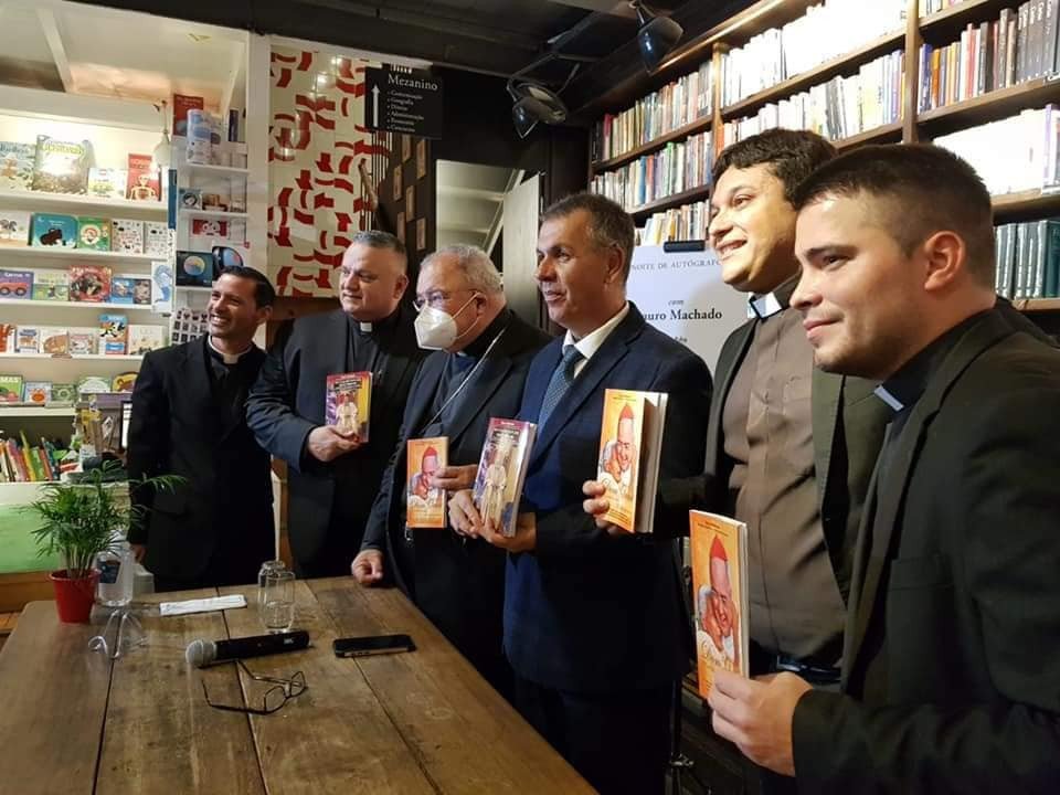Jornalista Dauro Machado lançou 3 livros na conceituada Livraria da Travessa de Ipanema, em concorrida noite de autógrafos no dia 11 de fevereiro. (Veja as fotos)