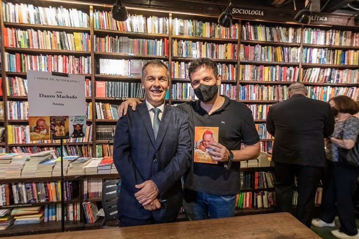 Prefeito cumprimenta Jornalista Dauro Machado por lançamento de livros