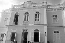 Salários atrasados, fundo de garantia de funcionários sem ser depositado, contribuição previdenciária descontada dos empregados e não paga ao INSS, falta de remédios. José Roberto afirma: É um escândalo