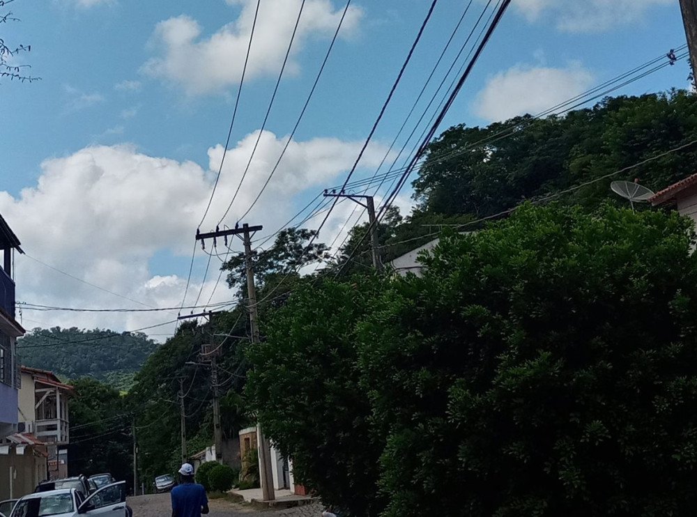 Prefeitura segue substituindo a iluminação pública pelo sistema de LED. Mesmo hoje, domingo de Carnaval o serviço aconteceu normalmente.