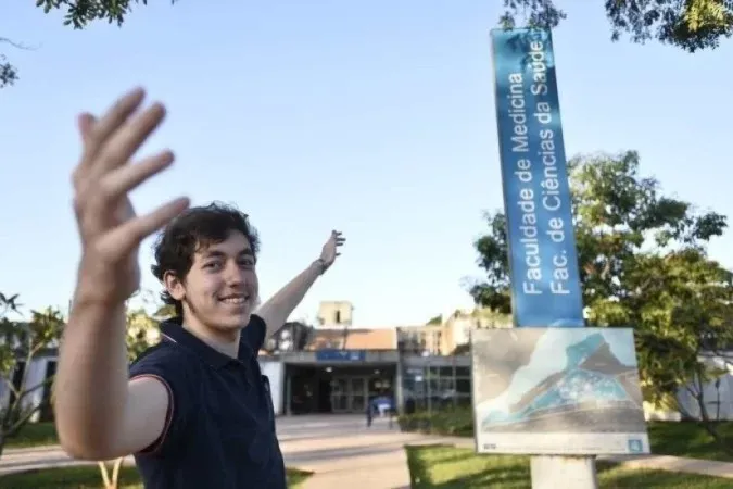 Autodidata: Estudando on-line, jovem é aprovado em 1º lugar geral em medicina. Aos 18 anos, Hugo de Verson Santana Camilo Jorge atingiu a maior média histórica do programa e desenvolveu técnica toda própria para estudar. Ele é filho da Diplomata Além-paraibaba Maria Deize Camilo Jorge e de José Vers