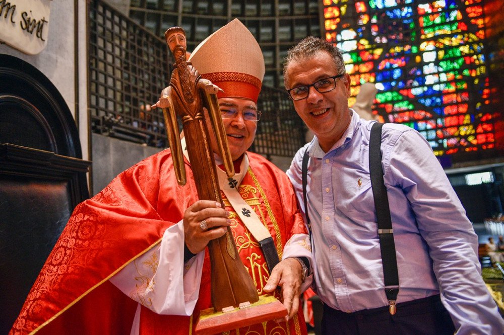 Cardeal Arcebispo do Rio de Janeiro, Dom Orani Tempesta, recebe imagem de São Francisco de Assis enviada pelo Prefeito Miguel Belmiro de Souza Júnior, por seus 25 anos de Ordenação como Bispo.