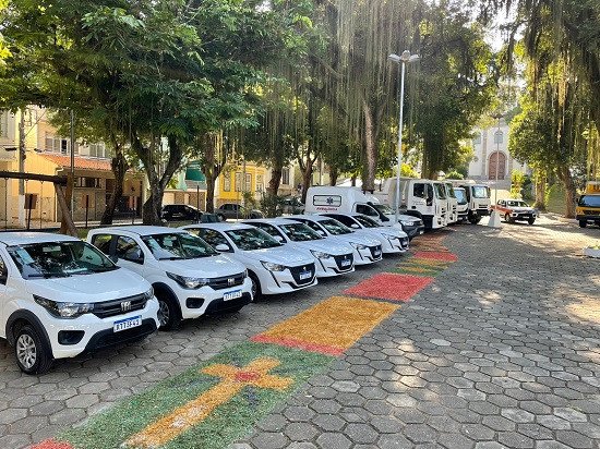 Cidade em boas mãos: Prefeitura apresenta sua frota de veículos e caminhões novos para melhor atender a população.