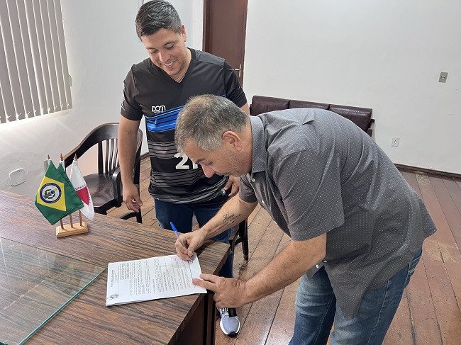 Promídia vence licitação para publicação de atos oficiais, serviços de cerimonial, assessoria de comunicação, redação de notícias e manutenção de site e redes sociais da Prefeitura de Além Paraíba. Contrato foi assinado pelo Prefeito e pelo Jornalista Dauro Machado