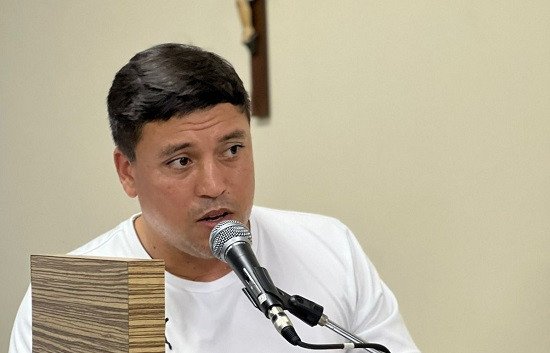 Prefeito afirma que implantará plano de carreira dos servidores e que estudos já estão em andamento