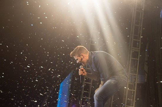 Multidão lota a Ilha do Lazareto e se diverte com o mega show de Michel Teló.