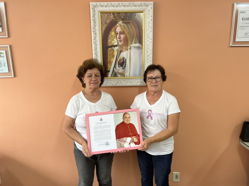 Outubro Rosa: Voluntárias Sociais recebem benção do Cardeal Tempesta. Sede da entidade já está iluminada na cor rosa