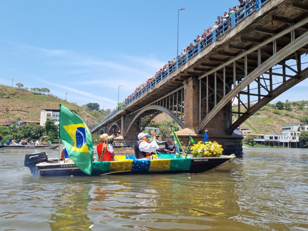 Barqueata de Nossa Senhora Aparecida: Multidão comparece em louvor à Padroeira