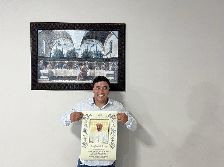 Prefeito recebe benção Apostólica do Papa Francisco, concedida a ela, esposa e filhos