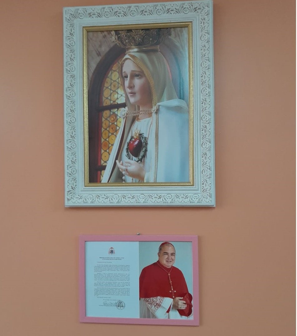 Outubro Rosa: Fotografia e benção do Cardeal Orani Tempesta é afixada na sede das Voluntárias Sociais de Além Paraíba