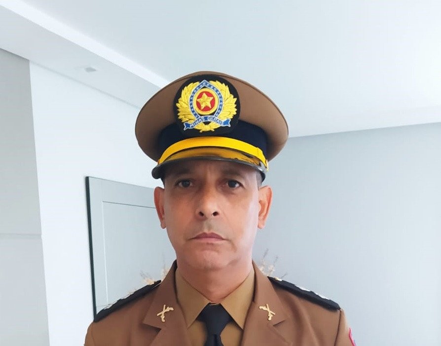 Tenente Carlos Roberto, um dos maiores comandantes da PM que cidade teve aposenta-se hoje da corporação. Uma carreira irretocável.