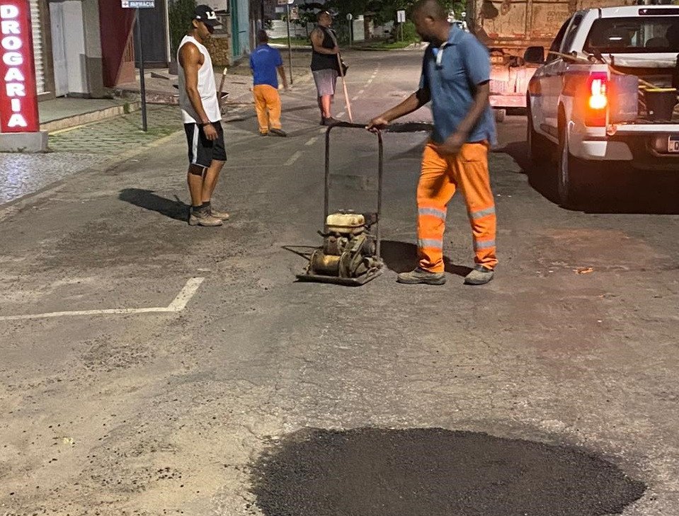 Prefeito se diz grato com equipe da Secretaria de Obras pela dedicação. Iniciada a recuperação noturna do asfalto