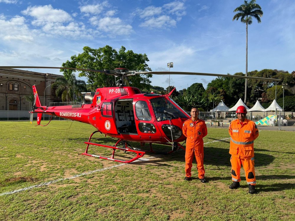 Bombeiros resgatam jovem vítima de acidente na BR116 para unidade hospitalar especializada em trauma. Helicóptero faz a transferência