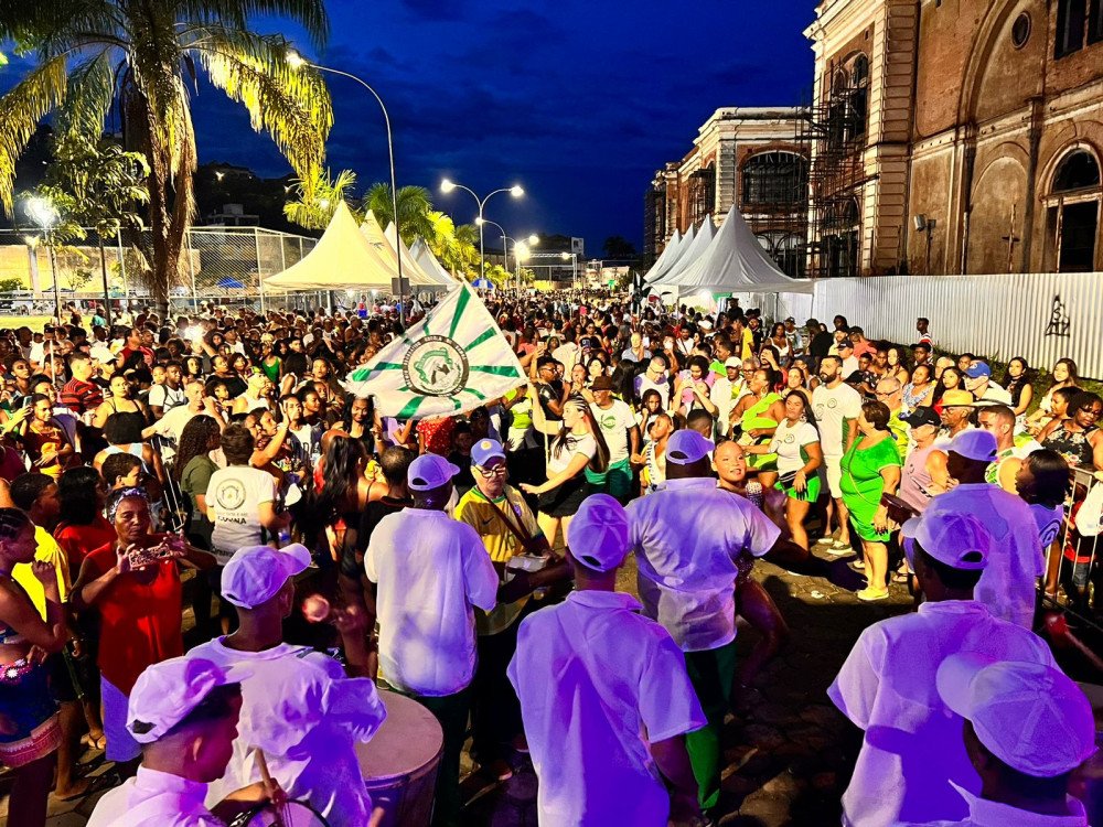 Vassourão no Samba foi sucesso total com grande público, apresentação de Escolas de Samba, muita música e animação. O Carnaval em Além Paraíba começou!