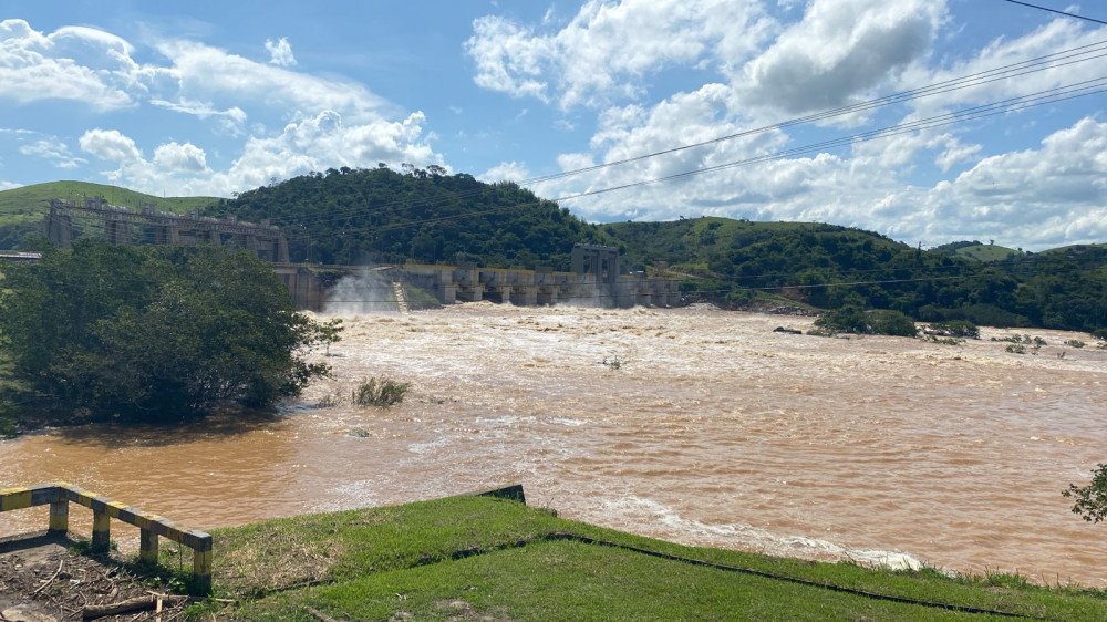 Temporais à tarde, granizo e nível elevado do Rio Paraíba tem mantido defesa civil de Além Paraíba em alerta