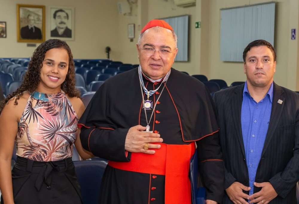 Prefeito cumprimenta o Cardeal Orani João Tempesta por ser um dos Agraciados com a Medalha da Inconfidência em 2023