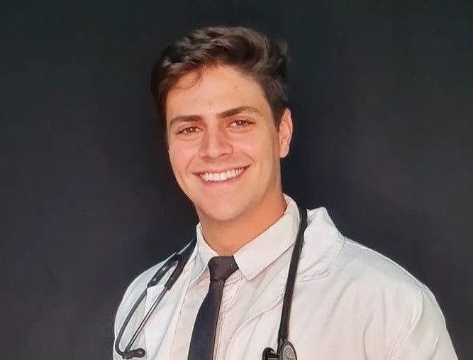 Série de Reportagens: Nova geração de Médicos Além-paraibanos: Dr. João Victor Marendino de Almeida se destaca pelo carinho com os pacientes e capacidade profissional