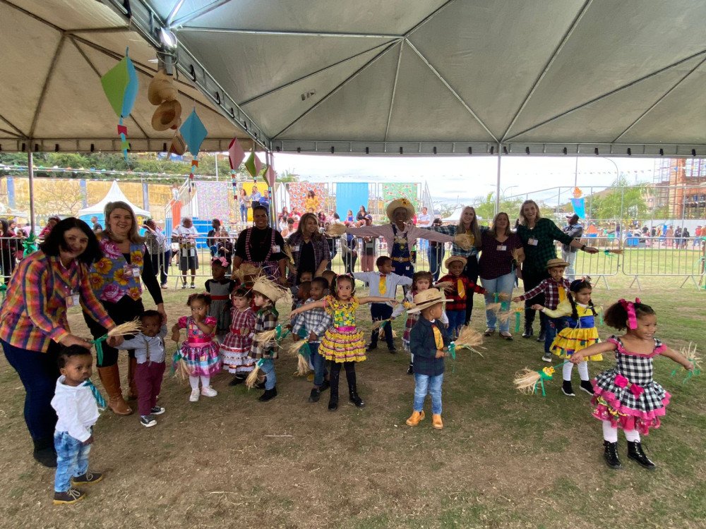 DIA HISTÓRICO: EDUJULINO LEVA MULTIDÃO AO VASSOURÃO NUMA FESTA INESQUECÍVEL PARA OS ALUNOS E SEUS FAMILIARES