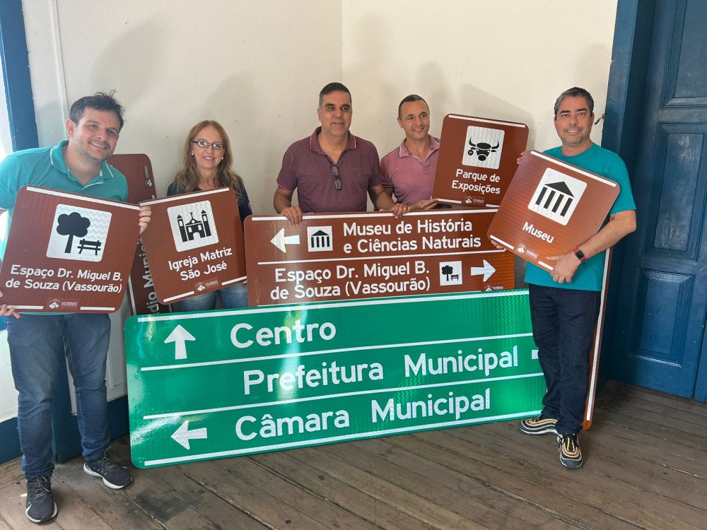 Prefeitura recebe novas placas com indicações de pontos importantes na cidade