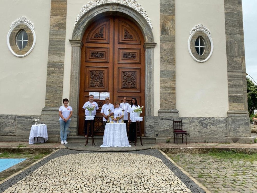 Ministros distribuem a Comunhão na porta da Igreja Matriz de São José