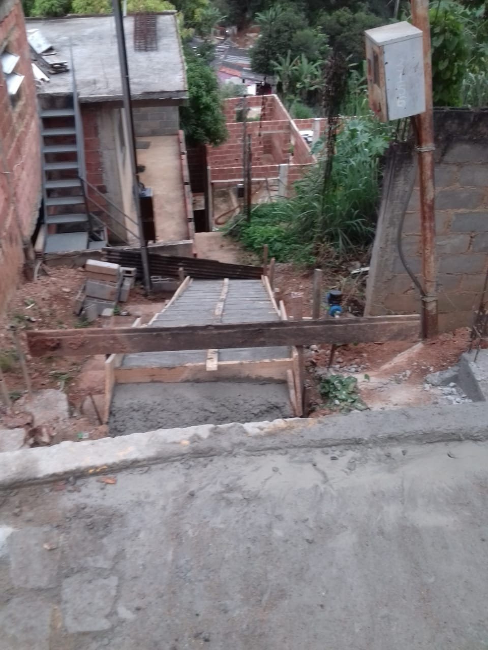 Escadão da Terra do Santo está sendo reformada. Prefeito cumpre mais um compromisso com os moradores do bairro. Próxima meta será cobrir a quadra poliesportiva