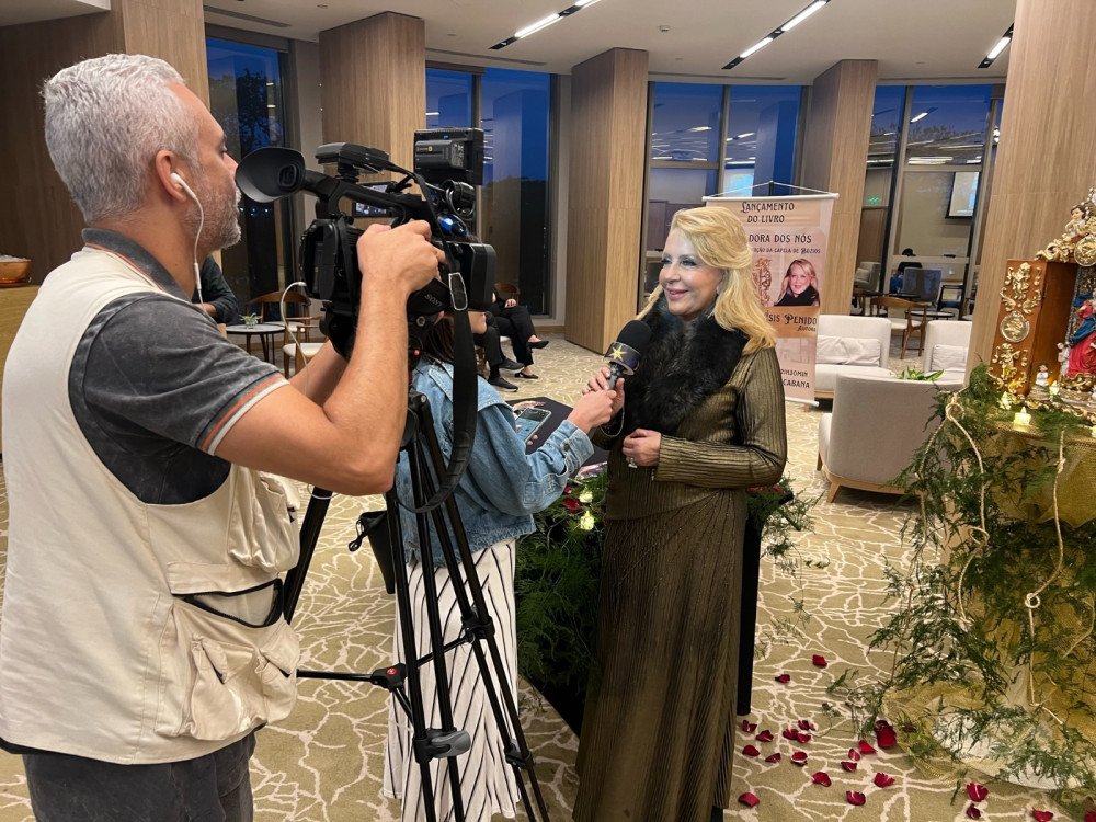 Noite de autógrafos no Rio de Janeiro, marcou o lançamento do livro sobre a construção da Capela de Nossa Senhora Desatadora de Nós escrito por Isis Penido
