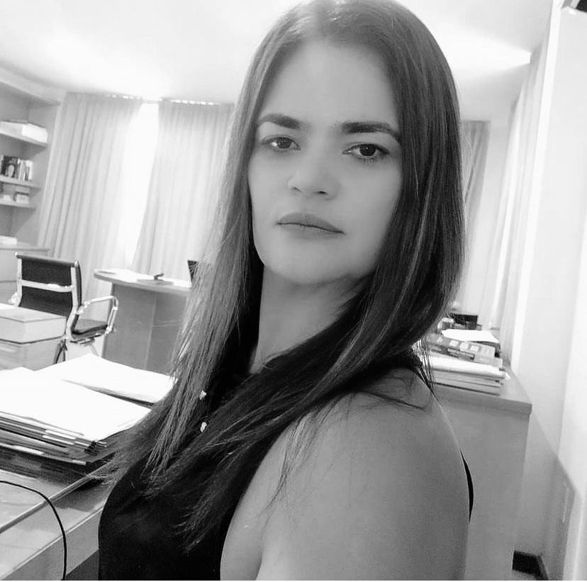 Ana Karina Pires: Uma Advogada Excepcional com Formação Sólida e Valores Humanistas