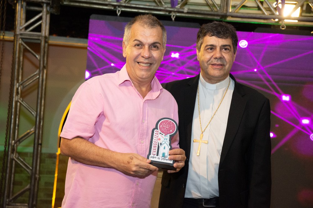 Diocese de Leopoldina reúne imprensa para destacar a missão evangelizadora. Jornalista Dauro Machado foi homenageado com Troféu pelo Bispo Dom Edson Oriolo