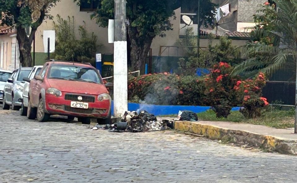 Vandalismo é uma triste realidade: Mais uma container para recebimento de lixo foi queimado