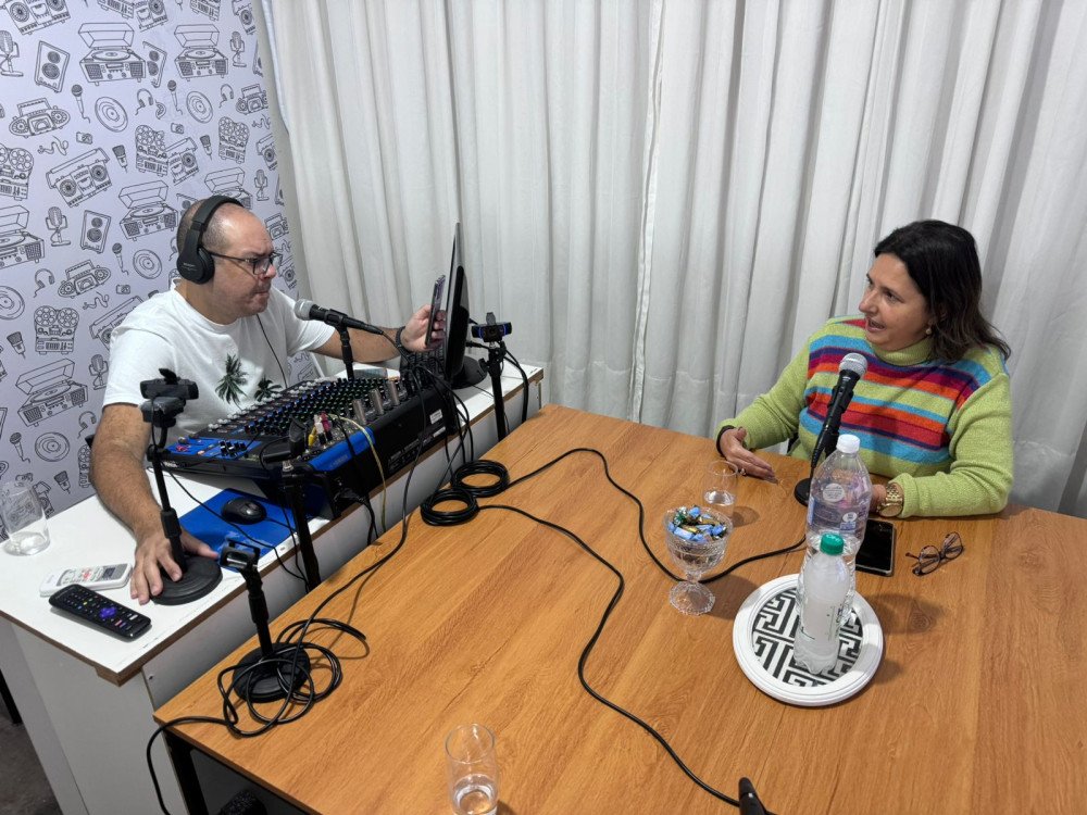 Em Podcast, pré candidata Luciana Galhardo falou sobre liberação de vans no transporte coletivo, plano de cargos, hospital e outros temas importantes