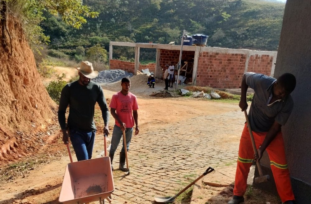 Calçamento do Aterrado, Unidade de Saúde da Terra do Santo e Calçadão no Vassourão serão inaugurados em Agosto
