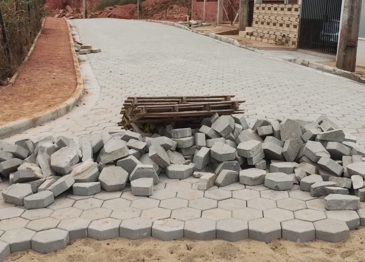 Mais um rua começa a ser calçada no Santa Marta 4. Bairro teve dezenas de vias pavimentadas nos últimos anos