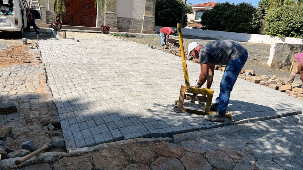 Novas faixas de pedestres estão sendo construídas pela Prefeitura