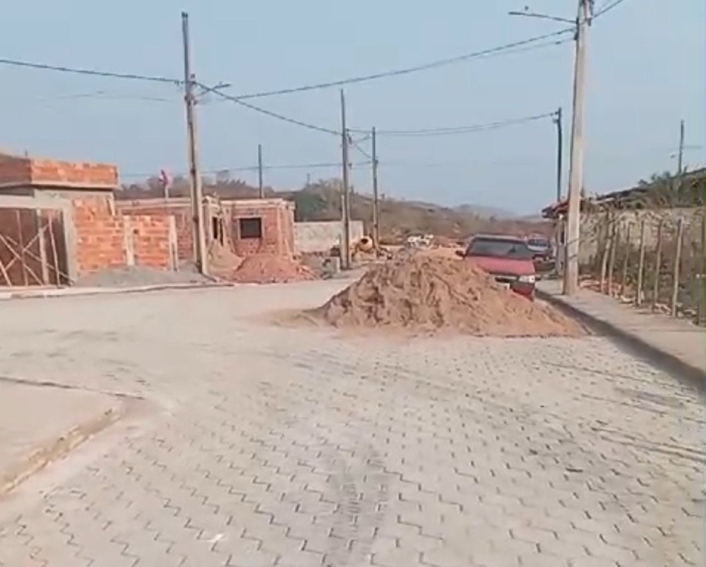Mais calçamento: Prefeitura está concluindo mais um trecho de calçamento no Santa Marta 4. Urbanização está praticamente finalizada
