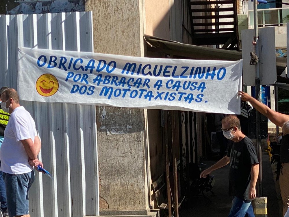 Mototaxis colocaram faixa agradecendo o Prefeito por apoiar a categoria