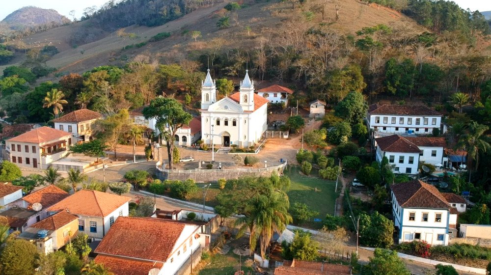 Mais um trecho da estrada de Angustura recebe pavimentação