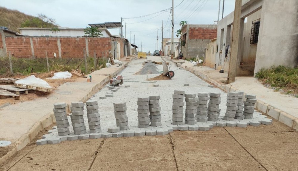 Prefeitura segue realizando calçamento no Bairro Santa Marta. Quilômetros foram pavimentados ou asfaltados no local