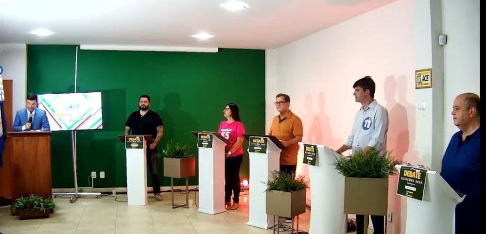 Associação Comercial faz com perfeição o primeiro Debate entre candidatos a Prefeito de Além Paraíba na história das eleições municipais.