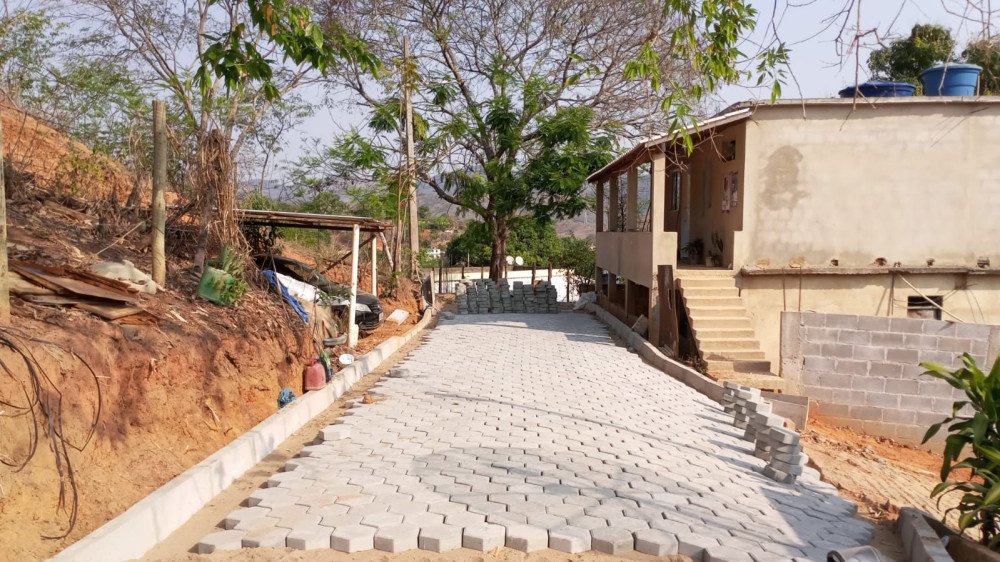 Calçamento de ruas em Fernando Lobo estão sendo concluídas