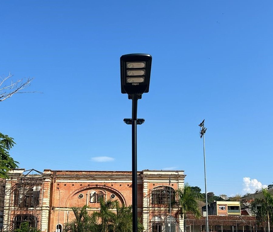 Postes com energia solar começaram a ser instalados no Espaço Comunitário Dr. Miguel Belmiro de Souza (Vassourão)