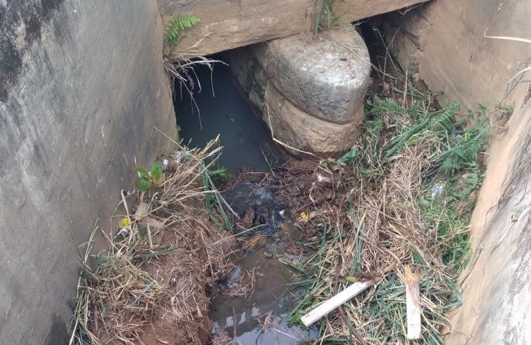 Prefeitura realiza a limpeza e desentupimento periódicos nos bueiros da cidade