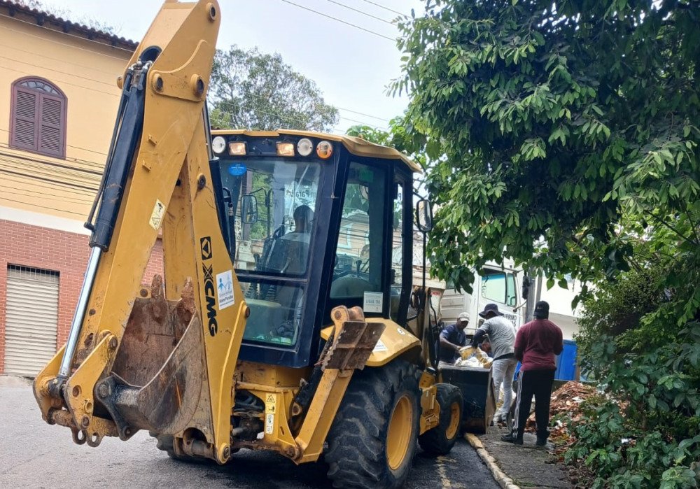Prefeitura realiza limpeza bruta em São José, Ilha Gama Cerqueira, Bairro da Saúde e Granja 3 de outubro