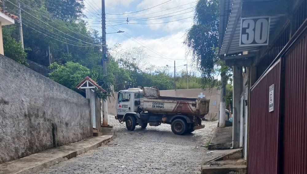 Prefeitura segue com limpezas brutas em vários bairros da cidade