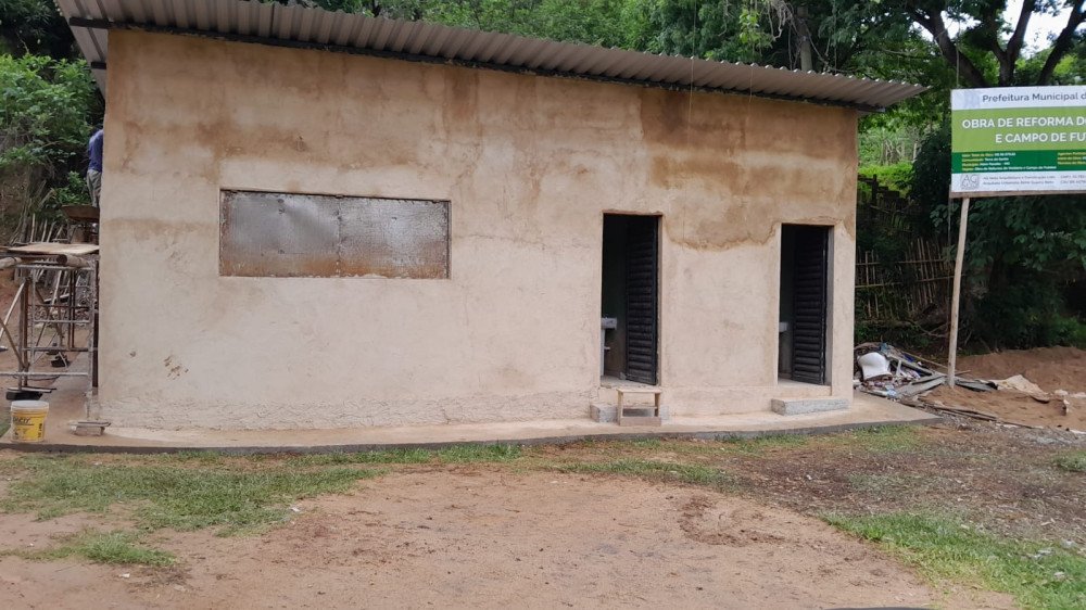 Prosseguem as obras de reforma no vestiário do campo da Rua Seis, Terra do Santo