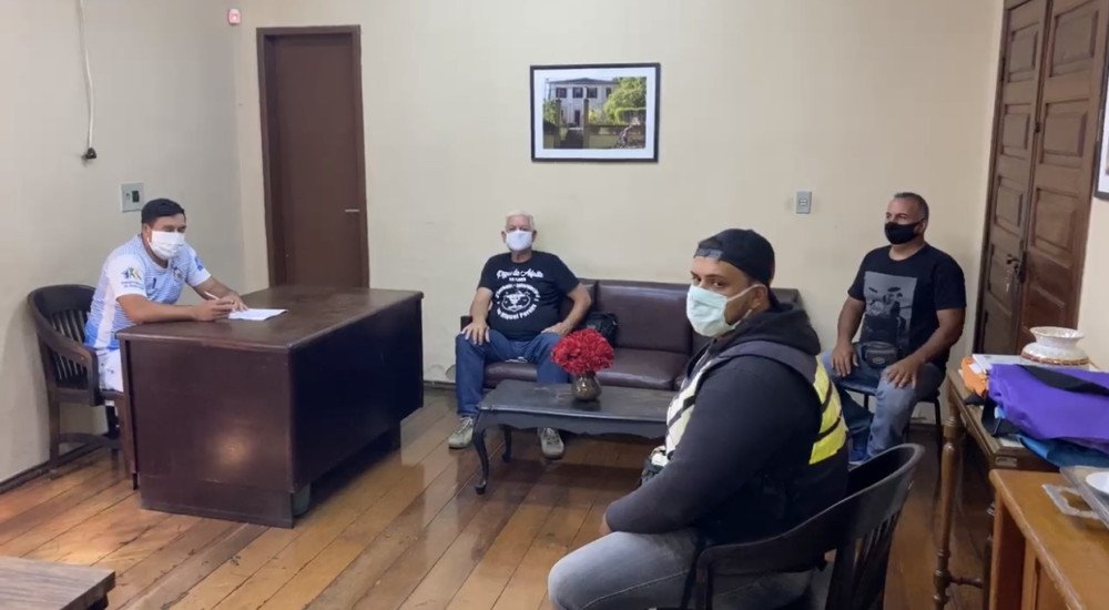 Na presença de Mototaxistas Miguelzinho sanciona a nova Lei que regulamenta em definitivo o Mototáxi em Além Paraíba