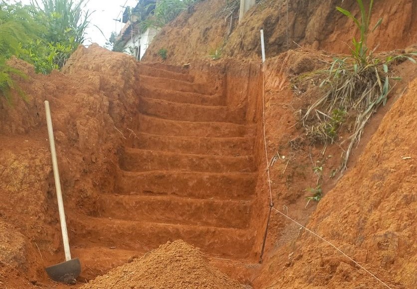 O fim de mais de décadas de espera: Prefeitura está construindo escada na Vila Santa Rita e a obra será concluída ainda este ano