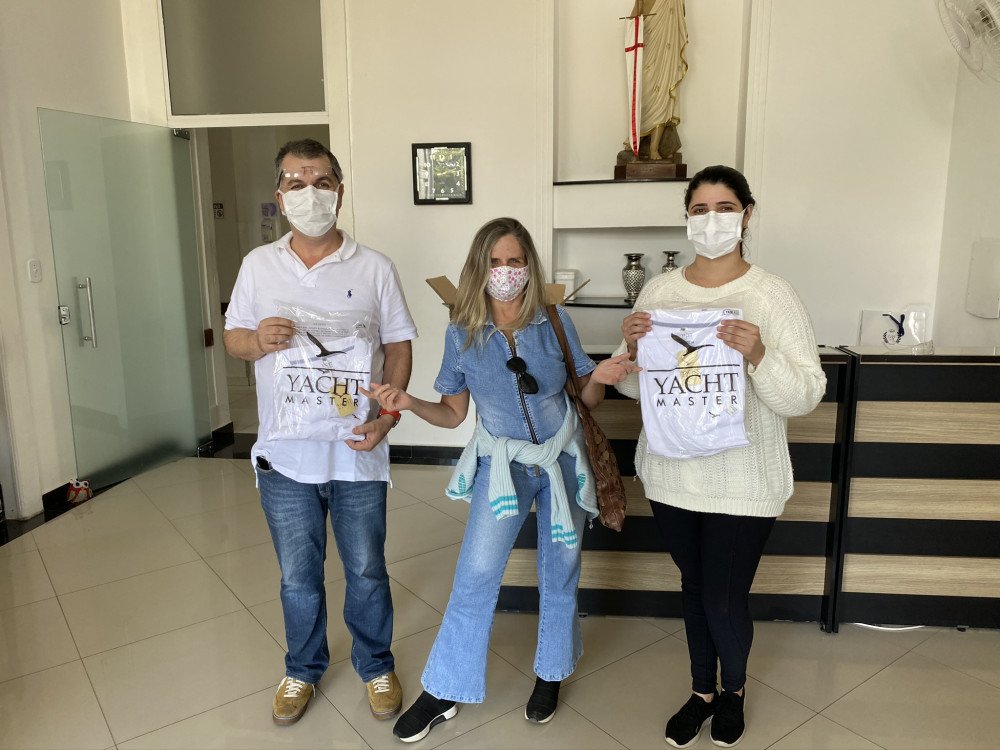 Hospital recebe doação de 84 camisas polo brancas para seus funcionários. Empresa Yacht, através de Mônica Vilella Pedras fez a doação