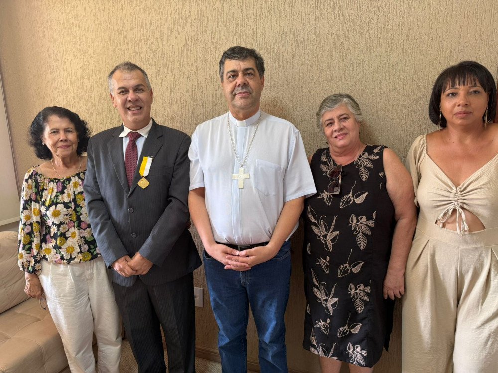 Pro Ecclesia: Bispo de Leopoldina homenageou o Jornalista Dauro Machado com a mais importante Medalha Papal concedida a um católico