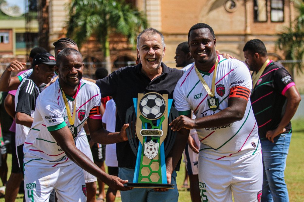 TODAS AS FOTOS: Multidão lota o Vassourão para a final do campeonato. Fora de Forma e Planeta II foram os campeões