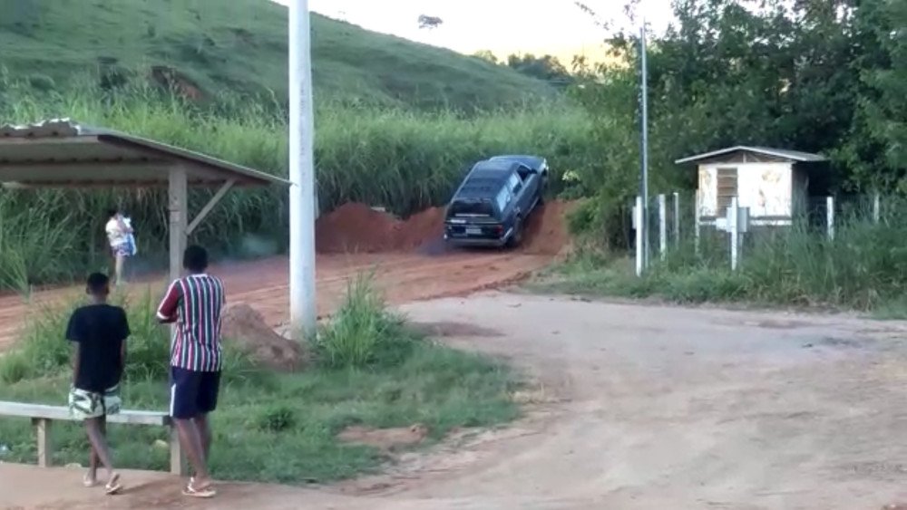 Covid-19: Bloqueio da Estrada do Gauchão foi aberto ilegalmente, Prefeitura a refez e mesmo assim motoristas irresponsáveis continuam 